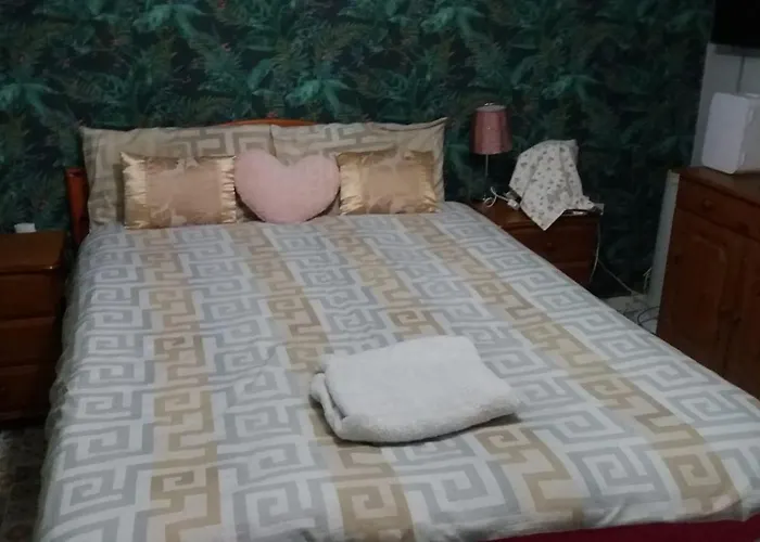 Spacious Double Room Located Within Walking Distance To Seaside And Town