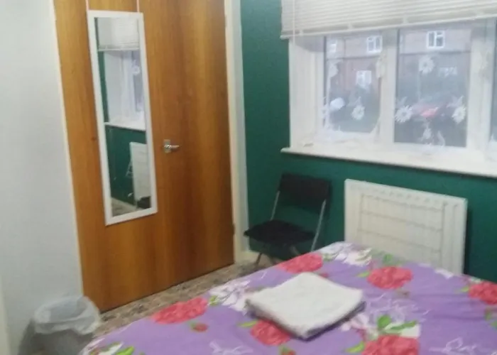 Spacious Double Room Located Within Walking Distance To Seaside And Town