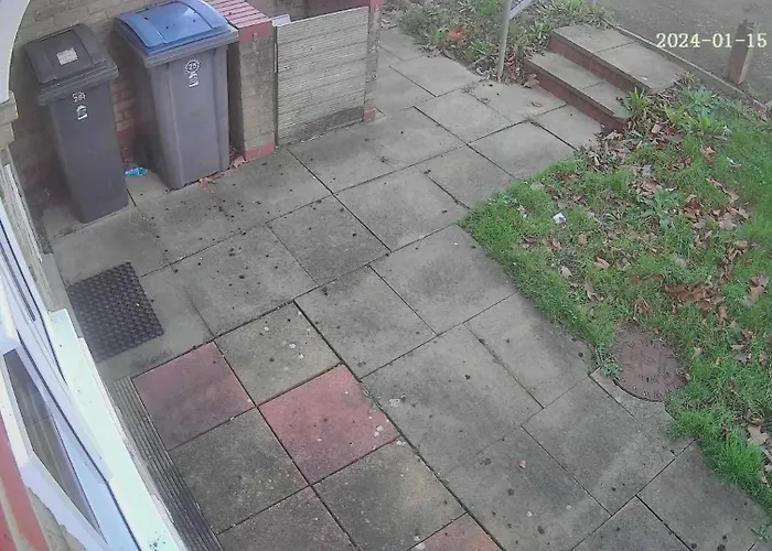 Spacious Double Room Located Within Walking Distance To Seaside And Town